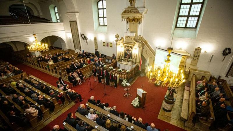 Orosháza izgalmas várakozással tekint a településalapítás ünnepére, azonban a Fidesz politikai frakciója kifejezte elégedetlenségét a rendezvény helyszínével kapcsolatban. Az esemény körüli feszültségek és a választott helyszín körüli viták színesítik a t