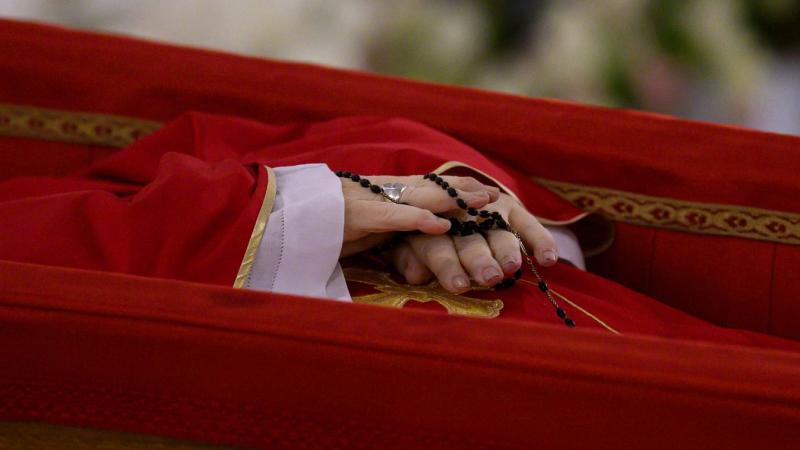 Megindító képek: így búcsúztatták Ferenc pápát a ravatalán hétfőn.