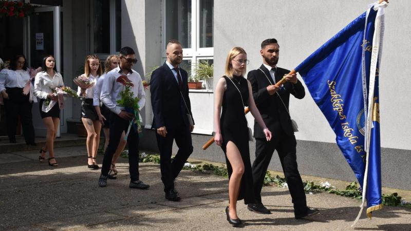 Érzelmekkel teli pillanatok az iskolaudvaron: így búcsúztak a karcagi iskola végzős diákjai – fotógaléria az eseményről.