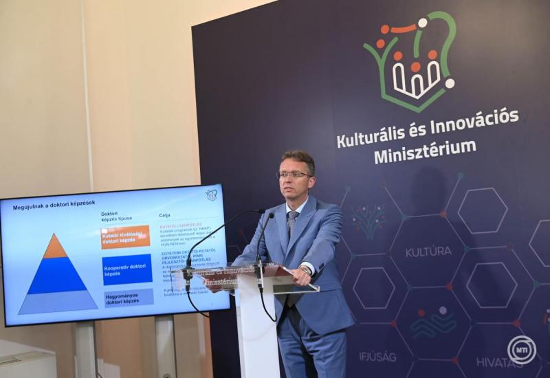 Hankó Balázs: Innovatív korszak a doktori képzések terén

A doktori képzések világa folyamatosan változik, és a legújabb fejlesztések új időszámítást hoznak magukkal. Hankó Balázs kutatásai és javaslatai révén a doktorandusok számára új lehetőségek nyílna