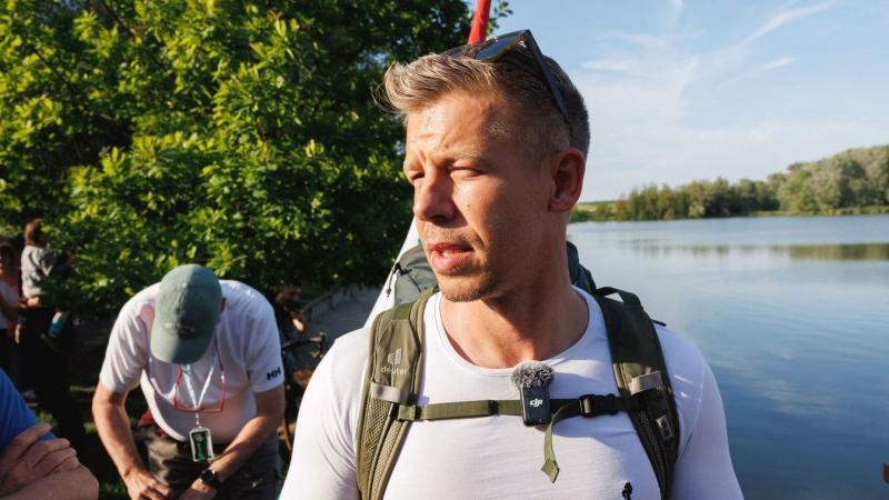 Brüsszel tervei szerint mérsékelné a földalapú támogatások mértékét, míg Magyar Péter inkább a csendes csónakázásra összpontosít, távol a politikai zűrzavartól.