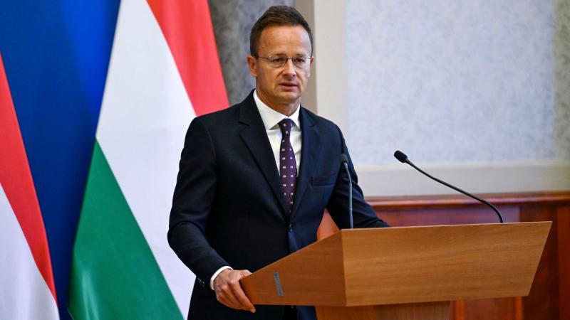 Szijjártó Péter kijelentette, hogy Magyarország határozottan követeli a túszok szabadon bocsátását, és elkötelezett amellett, hogy támogassa az eljárásokat, amelyek a helyzet rendezéséhez vezethetnek.