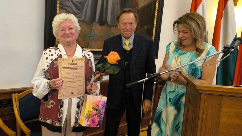 A Heves vármegyei Megyeházán különleges elismerésben részesítették a régió legaktívabb nyugdíjasát, aki napi rendszerességgel 10 kilométert gyalogol. Ez a példamutató teljesítmény nemcsak az egészséges életmód iránti elkötelezettségét tükrözi, hanem a köz