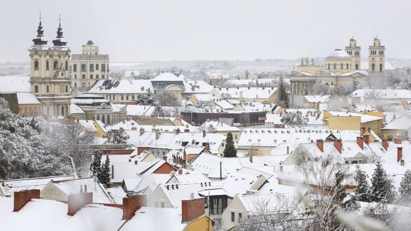 HEOL - Az egri levegő minősége aggodalomra ad okot

Az Eger városában tapasztalt levegőszennyezettség folyamatosan a figyelem középpontjában áll. Az utóbbi időszakban több helyi lakos kifogásolta a levegő minőségét, ami számos egészségügyi problémát vet f