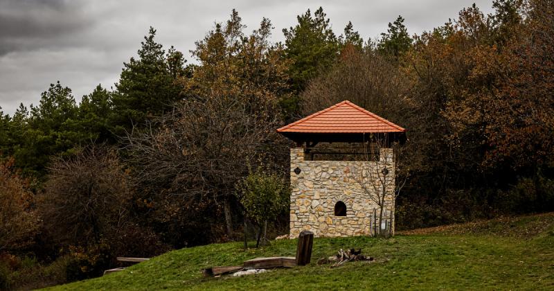 Fedezd fel a lenyűgöző tájat, ahol a hegyek és völgyek találkozása varázslatos panorámát teremt! Ismerkedj meg a Vigántpetend kilátójából nyíló lélegzetelállító kilátással a képgalériánkban!