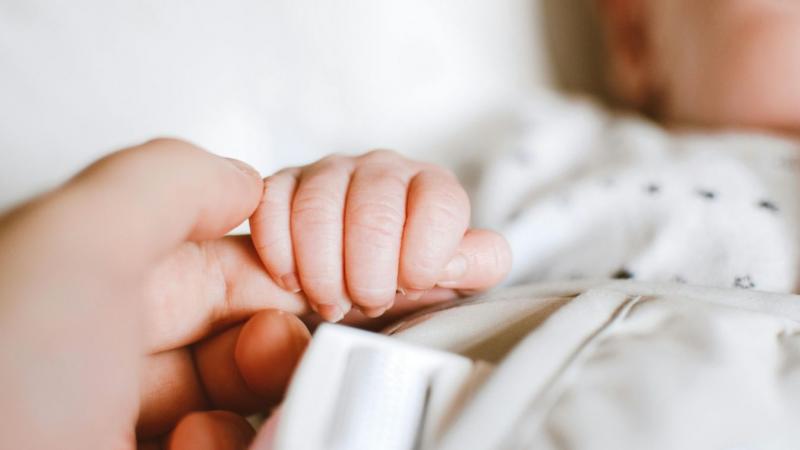 Ez a tragikus esemény felkavaró és megdöbbentő: egy 11 hetes kisbaba életét orvosi mulasztás következtében vesztette el.
