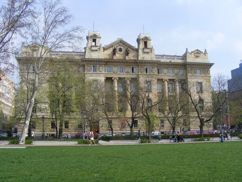 A Jobbik a Magyar Nemzeti Bank (MNB) botrányából származó, visszaszerzendő milliárdok felhasználását egy sor célra kívánja fordítani, amelyek között szerepelne a gazdasági fejlődés elősegítése és a társadalmi problémák kezelése. Az Alfahir.hu által közzét