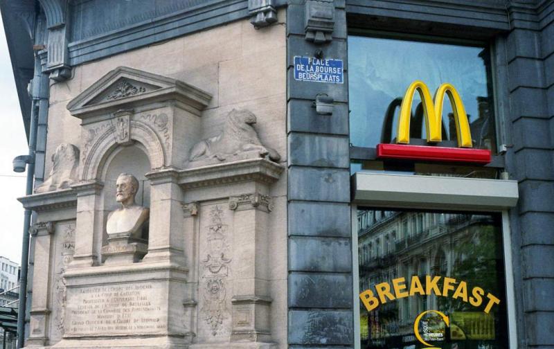85 évvel ezelőtt nyitotta meg kapuit a világ első McDonald's gyorsétterme, ami forradalmasította az étkezési szokásokat. Azóta a gyorséttermek kultúrája világszerte elterjedt, és a McDonald's mára ikonikus szimbólummá vált a gyors ételek kedvelői körében.