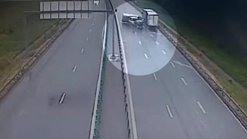 Két kisbusz ütközését rögzítette egy forgalomfigyelő kamera – nézd meg a felvételt a Székelyhon oldalán!