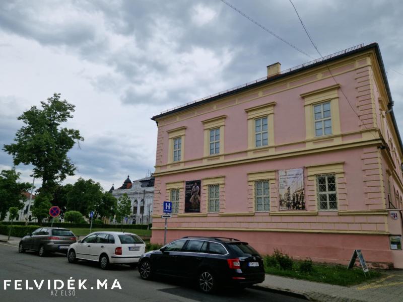 Rimaszombatban felejthetetlen élmények várják az érdeklődőket, hiszen a Múzeumok és galériák éjszakáján izgalmas új kiállítások nyílnak. Fedezd fel a művészet és kultúra világát, ahol a helyi alkotók csodálatos munkáit csodálhatod meg, és merülj el a krea