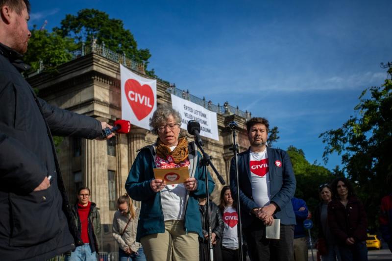 Budapesten molinókkal és élénk vörös festékkel fejezték ki tiltakozásukat az úgynevezett átláthatósági törvényjavaslat ellen.