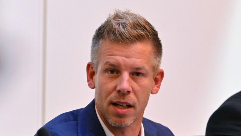 Magyar Péter új sajtófőnöke, aki az RTL-nél dolgozik, a USAID és Soros által támogatott jelölt mellett állt ki kampányával.