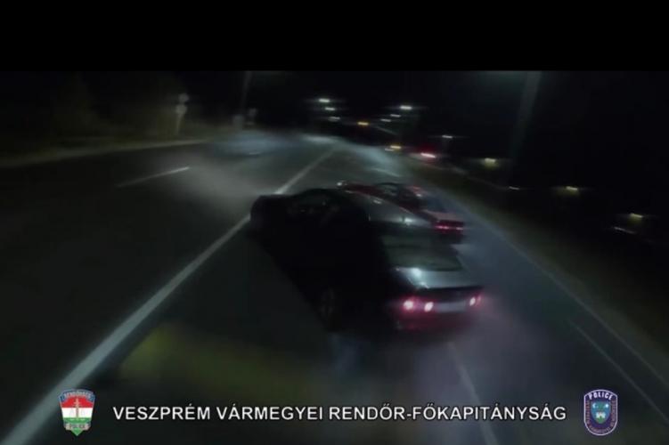 Éjszakai driftelők a rendőrség hálójában: a város fényei között pörögnek a kerekek, de a törvény armadája nem alszik.