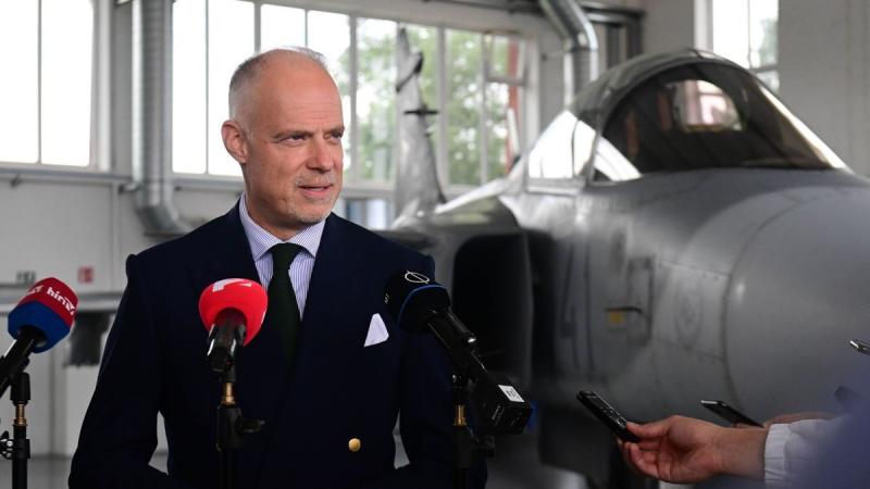 A honvédelmi miniszter hangsúlyozta: ennyi pénz kárba veszne a tisztek számára Magyar Péterék adótervének következtében.