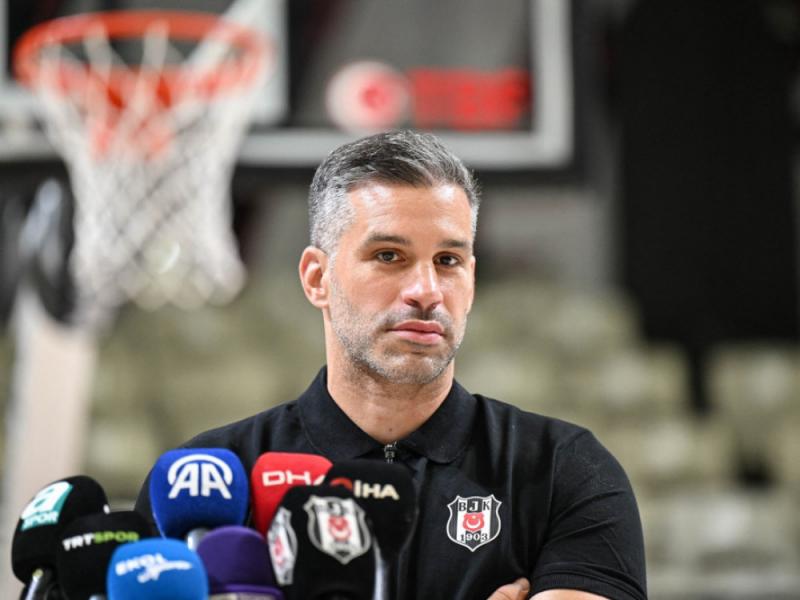 Dušan Alimpijević lett a szerb kosárlabda-válogatott új szövetségi kapitánya, jelentette be a Vajdaság MA. A tapasztalt szakember friss kihívások elé néz, és várakozással tekint a csapat jövőbeli teljesítményére. Az új vezető irányítása alatt a válogatott
