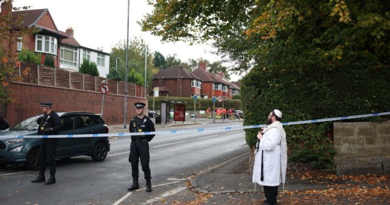 A Mazsihisz kifejezte felháborodását a manchesteri zsinagógánál végrehajtott brutális terrortámadás miatt, amelyet aljasnak és embertelennek minősített. Az esemény mélyen felkavarta a közösséget, és hangsúlyozta a vallási tolerancia és a békés együttélés 