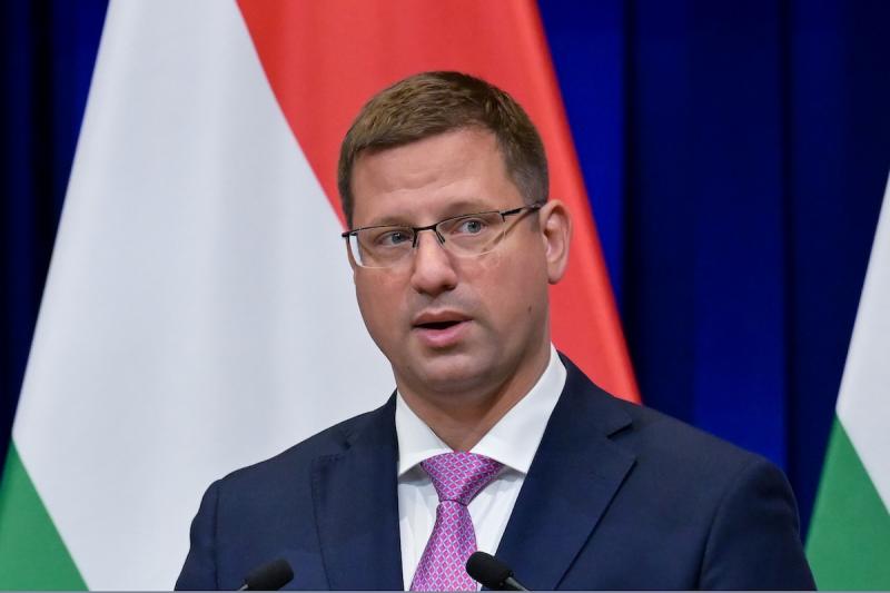 Gulyás Gergely kijelentette, hogy aki alaptalan vádakat fogalmaz meg, annak súlyos következményekkel kell szembenéznie, beleértve a börtönbüntetést is.