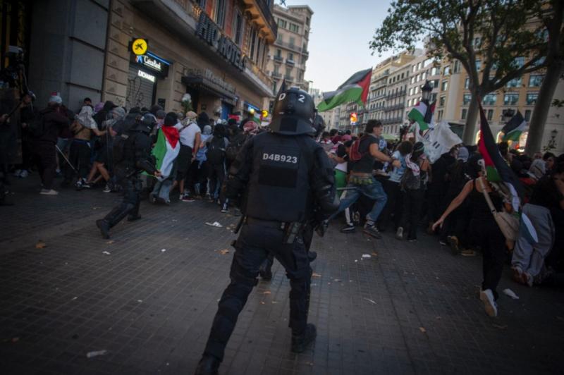 Nyolc személyt őrizetbe vettek, míg húsz rendőr sérüléseket szenvedett el a Spanyolországban zajló palesztinpárti demonstráción.